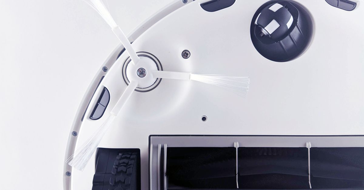 Vista ravvicinata della parte inferiore di un robot aspirapolvere con spazzola e ruota visibili, pronto per la pulizia dai capelli e dalla polvere.