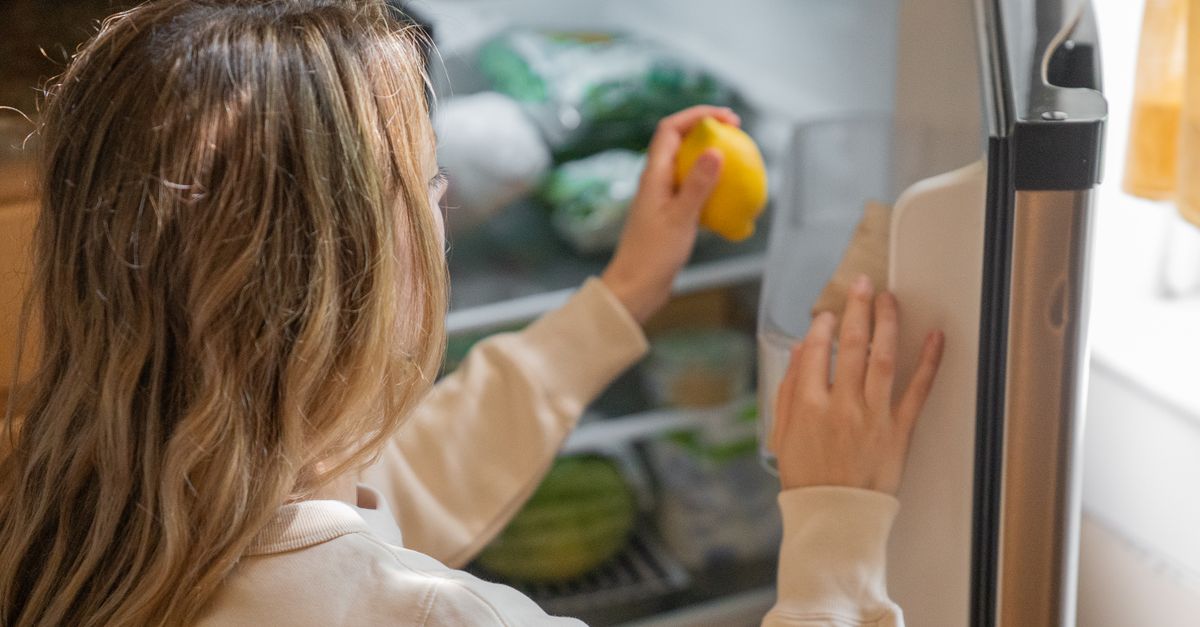 Come eliminare i cattivi odori dal frigorifero, alla radice e non solo in superficie