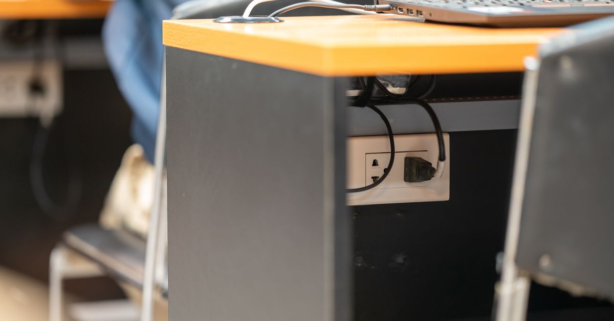 Sistemare i cavi elettrici in ordine in casa e in ufficio