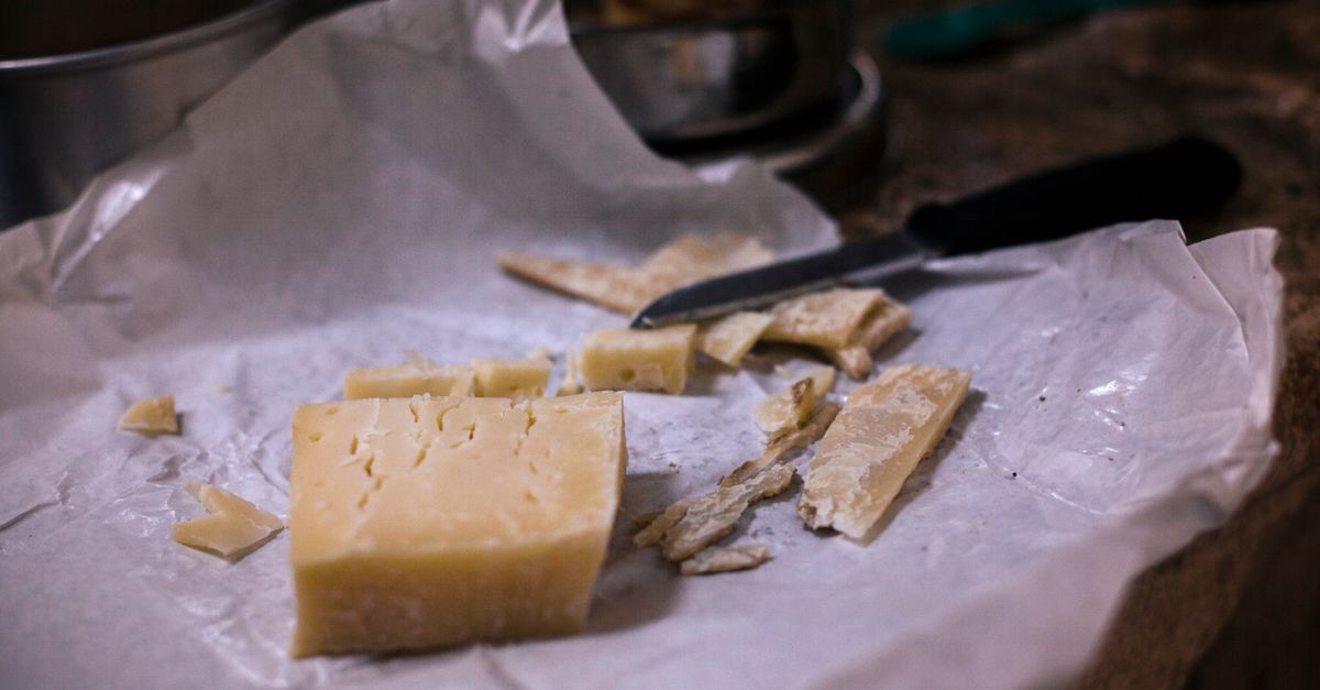 Come conservare il formaggio in frigorifero senza farlo seccare