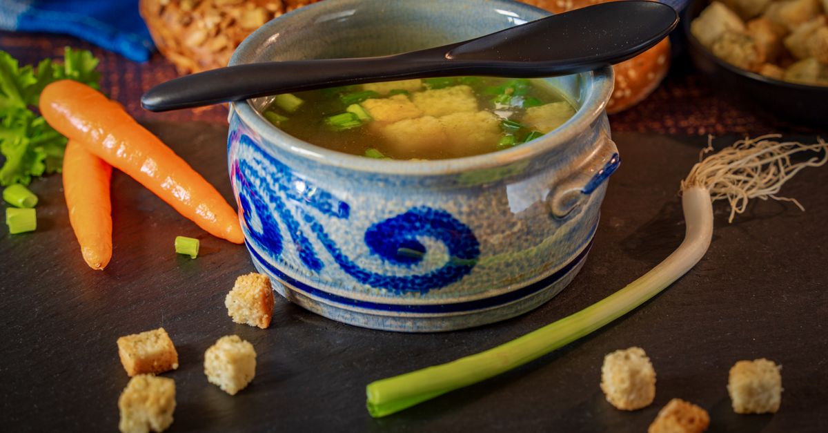Brodo vegetale in casa: come ottenerlo limpido e saporito senza sprechi